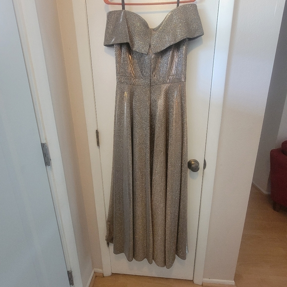 Escape Gold evening gown - Picture 4 of 9